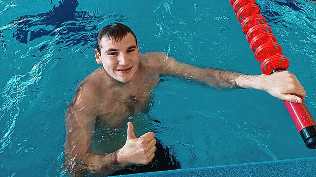 Andreas Cafararo ist zufrieden mit seinen Zeiten im 200 Meter Freistil Schwimmen.