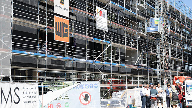 Noch immer eine Baustelle: Auch nach über drei Jahren Bauzeit ist das Pflegeheim auf der Mettnau noch nicht fertig. Im Sommer 2024 soll ...