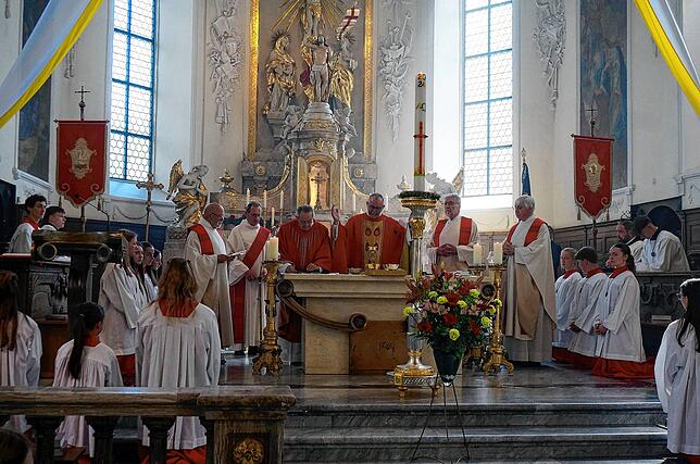 Gemeinsam zelebrieren: Den Pfingstsonntag-Gottesdienst in der Waldshuter Liebfrauenkirche zelebrieren (von links) Kooperator Romuald ...