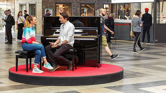 Straßenpianist Davide Martello (41) und Moderatorin Annika Lau.