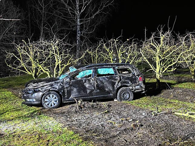 Ersthelfer hatten den verletzten Fahrer aus seinem Fahrzeug befreit. Er wurde dann von der Besatzung eines Rettungswagens versorgt.