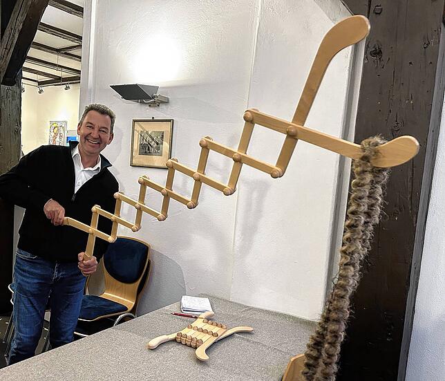 Immer für einen Spaß zu haben: Anselm Säger zeigt, wie eine Streckschere funktioniert.