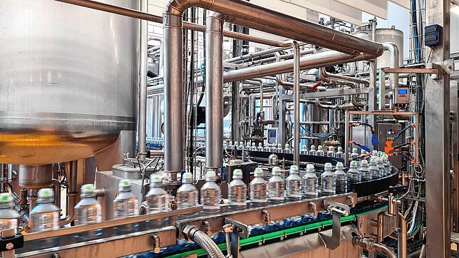 Blick in die Produktion von Bad Dürrheimer. Aktuell klagt das Unternehmen über hohe Kosten und Leergutmangel.