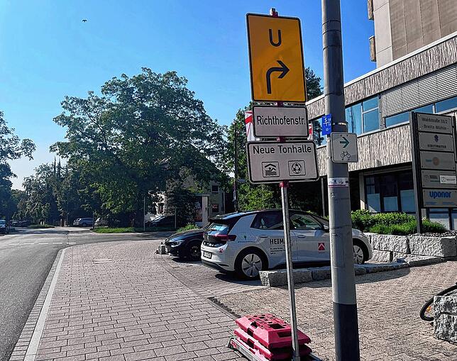 In der Waldstraße weist ein Umleitungsschild den Weg.