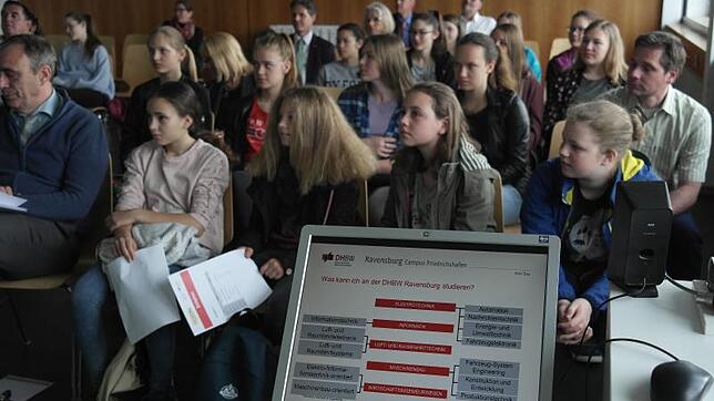 Girls' Day auf dem Campus Friedrichshafen der DHBW Ravensburg: Rund 30 Mädchen aus dem ganzen Bodenseekreis informierten sich über ...