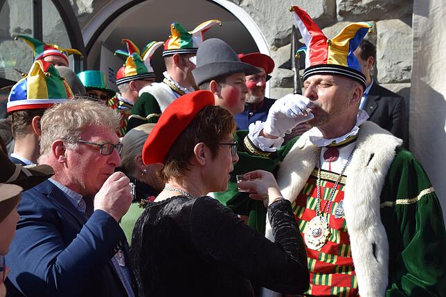 Bild 18: Bilder von AKK bei der Brauchtumsvorführung und gemeinsam mit Bürgern, die Geschenke hatten