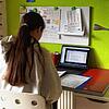Ein Schülerin im Homeschooling: Seit fast einem Jahr werden Schüler nun zu Hause virtuell unterrichtet (Archivfoto).