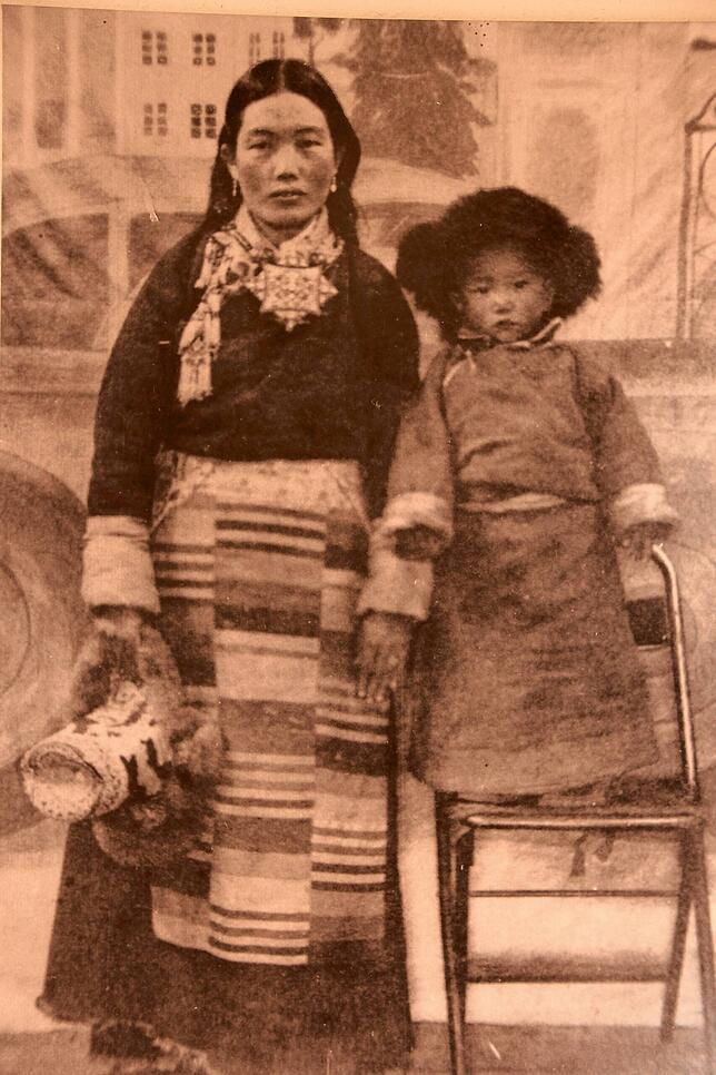 Der zweijährige Tashe mit seiner Mutter in Tibet.