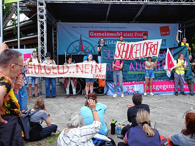 Bild 10: 600 Pflegekräfte demonstrieren vor der Gesundheitsministerkonferenz 2/2