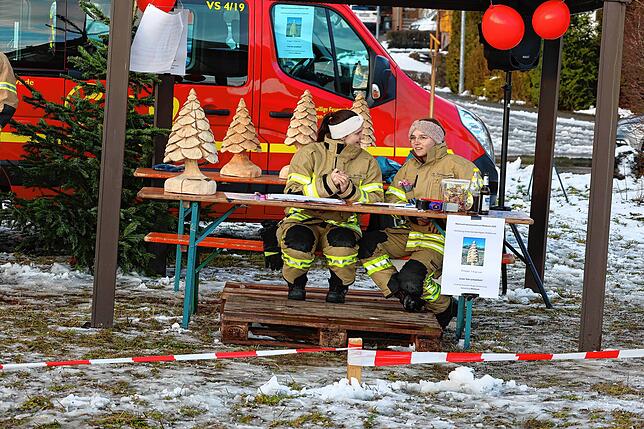 Bild 11: In Marbach fliegen die Weihnachtsbäume durch die Luft