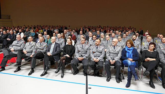 Zahlreiche Bürgerinnen und Bürger sowie Soldatinnen und Soldaten und zivile Mitarbeiter der Bundeswehr waren zum gemeinsamen ...