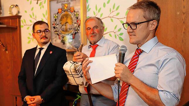 Im Tengener Teilort Büßlingen hat Bürgermeister Selcuk Gök Ortsvorsteher Josef Ritzi verabschiedet und seinen Nachfolger Ralf Korndörfer ...