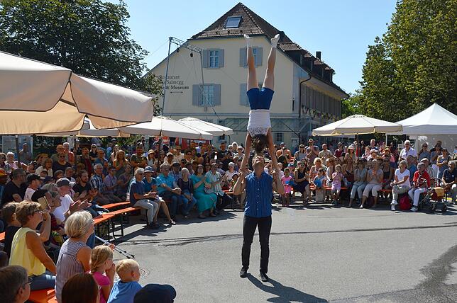 Das Straßentheater-Festival Brückensensationen lockt jedes Jahr tausende Zuschauer ein Wochenende lang an den Schauplatz Rhein. Es ist ...
