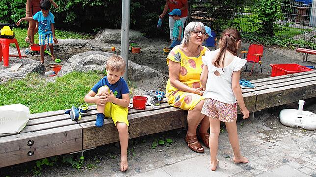 In der von der AWO betriebenen Kindertageseinrichtung &bdquo;Hoppetosse&ldquo; in der Singener Mühlenstraße erzählt die Leiterin Christa ...