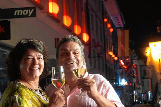 Ein Gläschen in der romantisch erleuchteten Kaiserstraße – so lässt sich die Chilbi genießen.