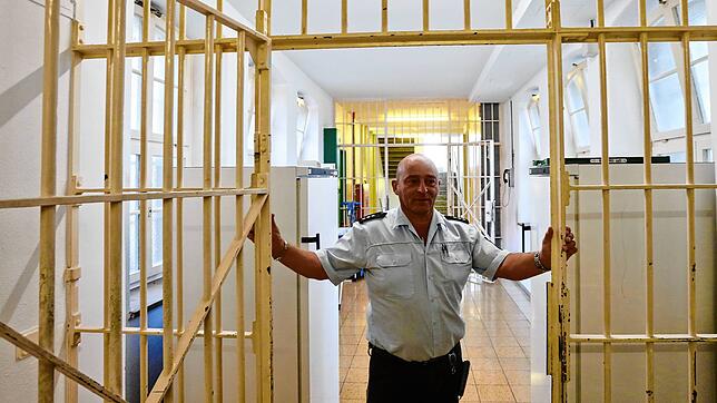 Rinaldo Caterino ist stellvertretender Vollzugsdienstleiter im Konstanzer Gefängnis. Mit ihm, JVA-Chefin Ellen Albeck und Alexander ...