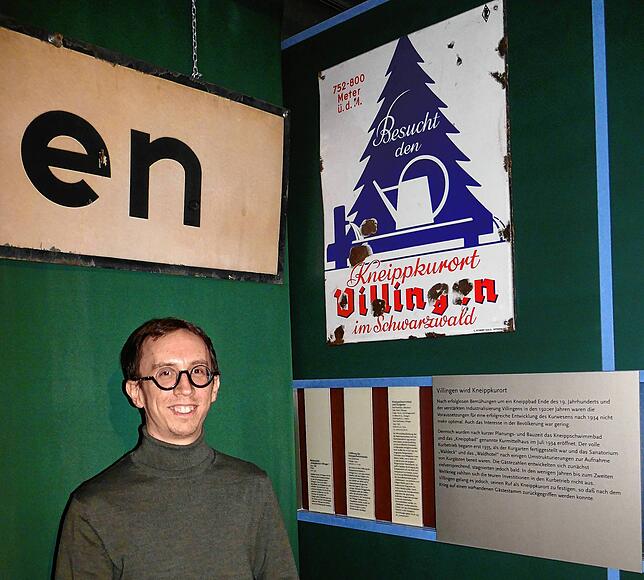 „Besucht den Kneippkurort Villingen im Schwarzwald“, steht auf dem Schild hinter ihm: Peter Graßmann verweist im Franziskaner-Museum auf ...