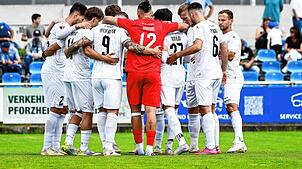 Die Spieler des FC 08 Villingen schwören sich vor der Partie beim 1.CfR Pforzheim ein. Foto: Eibner Pressefoto/Bernd Leitner