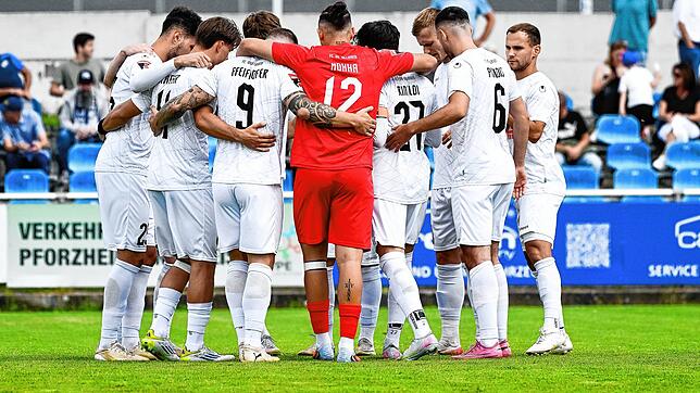 Die Spieler des FC 08 Villingen schwören sich vor der Partie beim 1.CfR Pforzheim ein. Foto: Eibner Pressefoto/Bernd Leitner