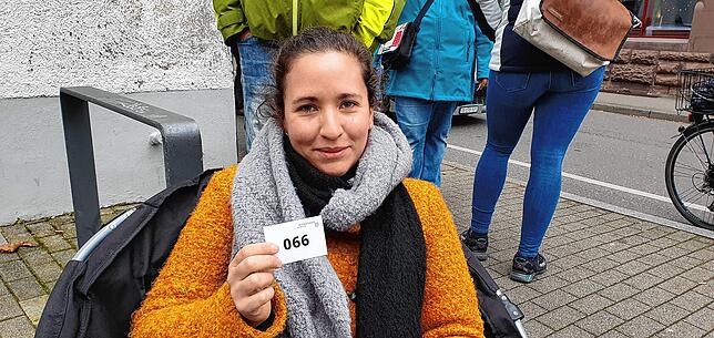 Sarah Kent erhielt gegen 10 Uhr die Karte mit der Nummer 66. Zu diesem Zeitpunkt wartet sie bereits knapp zwei Stunden. Gegen 12 Uhr war ...