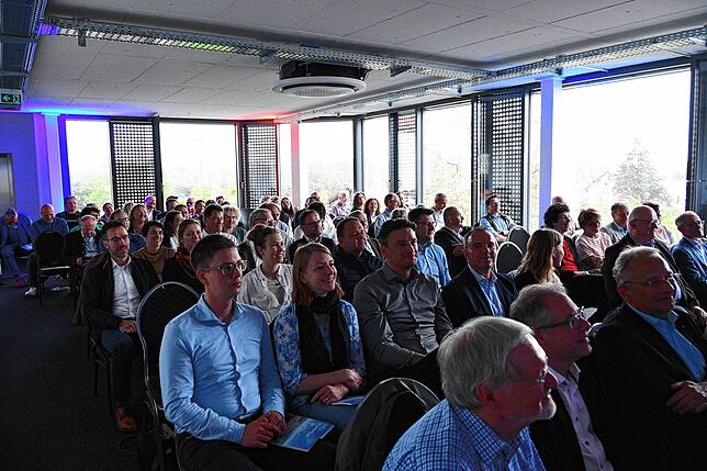 Der Saal bei der Spedition Maier war zur Mitgliederversammlung voll besetzt.