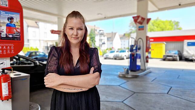 Romina Bruno arbeitet an der Esso-Tankstelle in Friedrichshafen. Sie beobachte stündlich, wie Autos eine Abkürzung über das Gelände ...