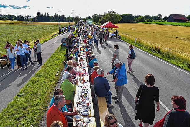 Die Premiere der Langen Tafel, hier ein Bild vom Sommer 2017, war ein großer Erfolg.