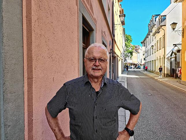 Wolfgang Mock in der Christophstraße, unweit der Weinstube Klosterhof. Von den gestrigen Fluten ist nichts mehr zu sehen.