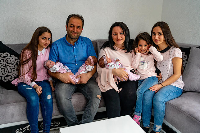 Murat Ablak ist stolz auf seine sieben Frauen Hira, Esila und Mina, die er auf dem Arm hält, Zeynep Ablak mit Nisa, Kadriye und Hatice.
