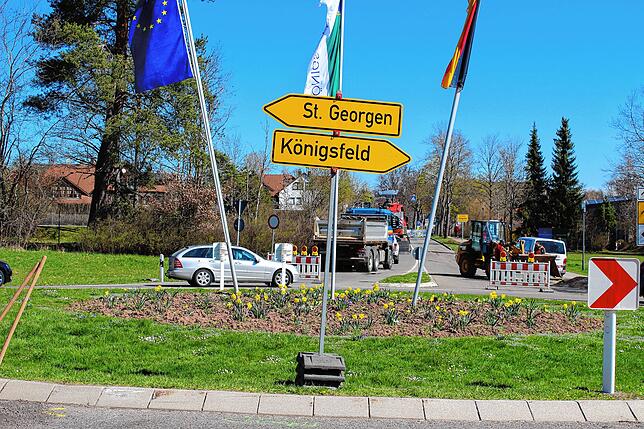 Umleitungsschilder zeigen während der Arbeiten am Kreisverkehr nach St. Georgen und Königsfeld.