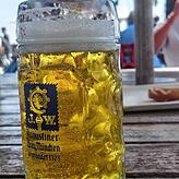 Eiskaltes Helles von der ältesten Brauerei Münchens. In der Hafenhalle fast schon ein Muss.