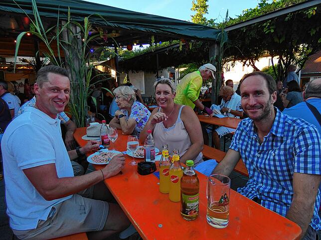 Bild 32: Viele gut gelaunte Weinfestbesucher am Eröffnungsabend in Hohentengen
