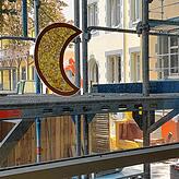 An wenigen Fenstern sind noch Reste des alten Lebens im Marienhaus erkennbar, hier ein gebastelter Mond.