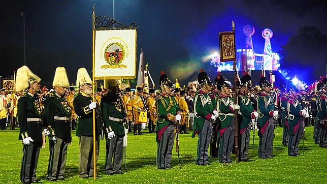 Eine Abordnung der Saulgauer Bürgerwache (links im Bild) mit der soeben übernommenen Landesverbandsstandarte während der Serenade. ...