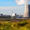 Wasserdampf steigt aus einem Kühlturm des Kernkraftwerks Philippsburg. Das Kraftwerk Philippsburg 2 ist seit Ende 2019 nicht mehr in ...