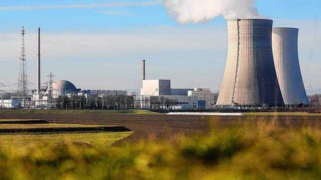 Wasserdampf steigt aus einem Kühlturm des Kernkraftwerks Philippsburg. Das Kraftwerk Philippsburg 2 ist seit Ende 2019 nicht mehr in ...