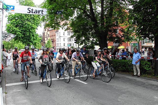 Thomas Keck (Dritter von rechts) lud auch Stadträte zu den Rennen rund um die Laube ein, wie hier vor rund zehn Jahren. Er pflegte stets ...