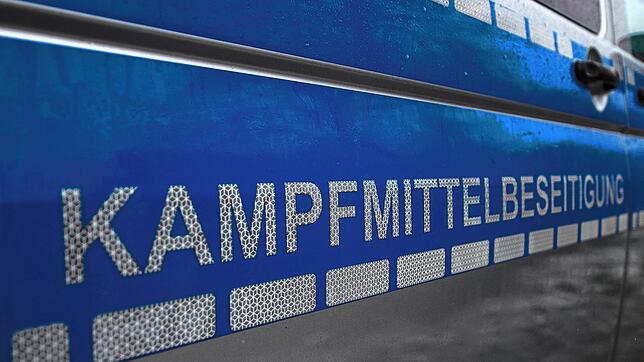 &bdquo;Kampfmittelbeseitigung&ldquo; steht auf einem Fahrzeug (Symbolbild). Stuttgarter Sprengstoffexperten rückten 1993 zum Waldshuter ...