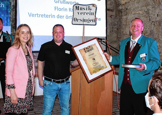 Florentin Kraft spricht als Vertreterin der Orsinger Vereine. Neben einer Geldspende übergeben sie und Jonas Benz (Mitte) ein altes ...