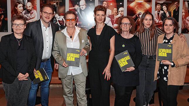 Das Team, das für die Zusammenstellung der Stücke der nächsten Spielzeit verantwortlich ist: von links Dramaturgin Carola von ...