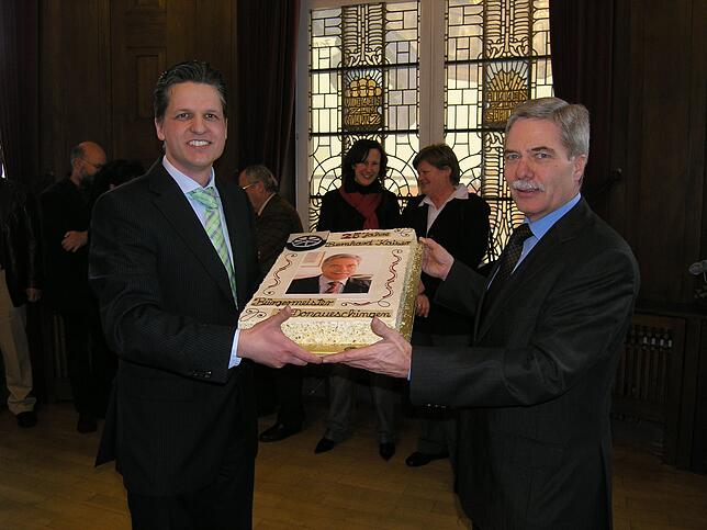 25. Jahre Bürgermeister: Der damalige OB Thorsten Frei überreicht Bernhard Kaiser eine Torte mit dessen Anlitz.