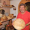 Peter Schlenker arbeitet gerne mit Holz und stellt Schalen, Teller und Vasen her, die, je nach Holz, jedes für sich ein Unikat sind. Er ...