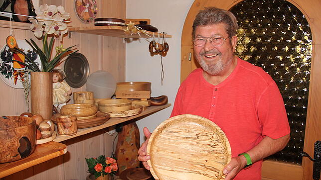 Peter Schlenker arbeitet gerne mit Holz und stellt Schalen, Teller und Vasen her, die, je nach Holz, jedes für sich ein Unikat sind. Er ...