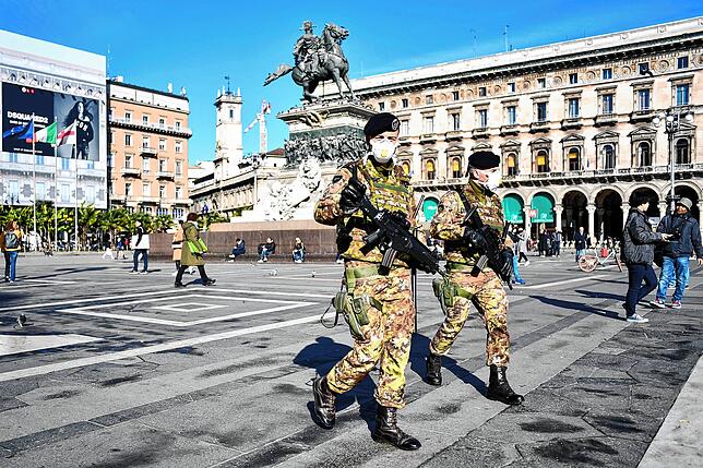 Soldaten in Mailand patrouillieren mit Mundschutz über den Domplatz.