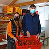 Leonie Zehrer ist für die Koordination zuständig und Norbert Sieveking kümmert sich um den Warentransport und die Abläufe im Tafelladen.