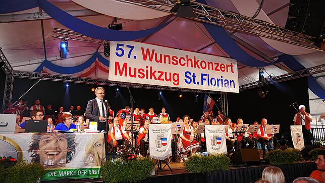 Bild 28: Waldshuter Chilbi 2025: Volles Haus beim 57. Wunschkonzert des Musikzugs St. Florian - das sind die schönsten Bilder