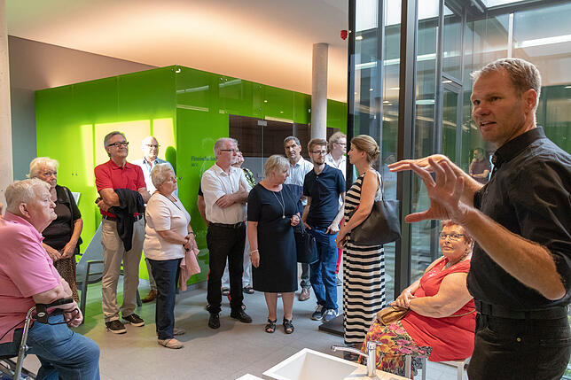 Architekt Henning Musahl erläuterte den Besuchern den Aufbau des Saunabereichs.