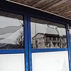 Die äußeren Scheiben des Garagentores der Energieversorgung Südbaar sind zerstört. Die Schadenssumme an diesem Gebäude beträgt 1.800 Euro.