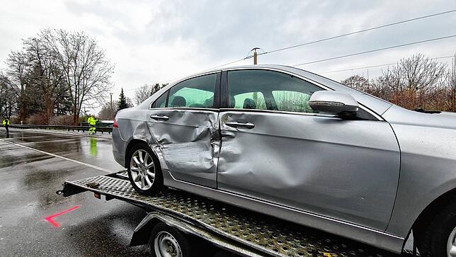 Auch dieser Hänger samt Wagen darauf wurde beim Unfall beschädigt.