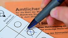 Ein Wahlzettel für die Wahl zum Europaparlament liegt auf einem Tisch. Dieses Mal durften auch schon 16-Jährige wählen.